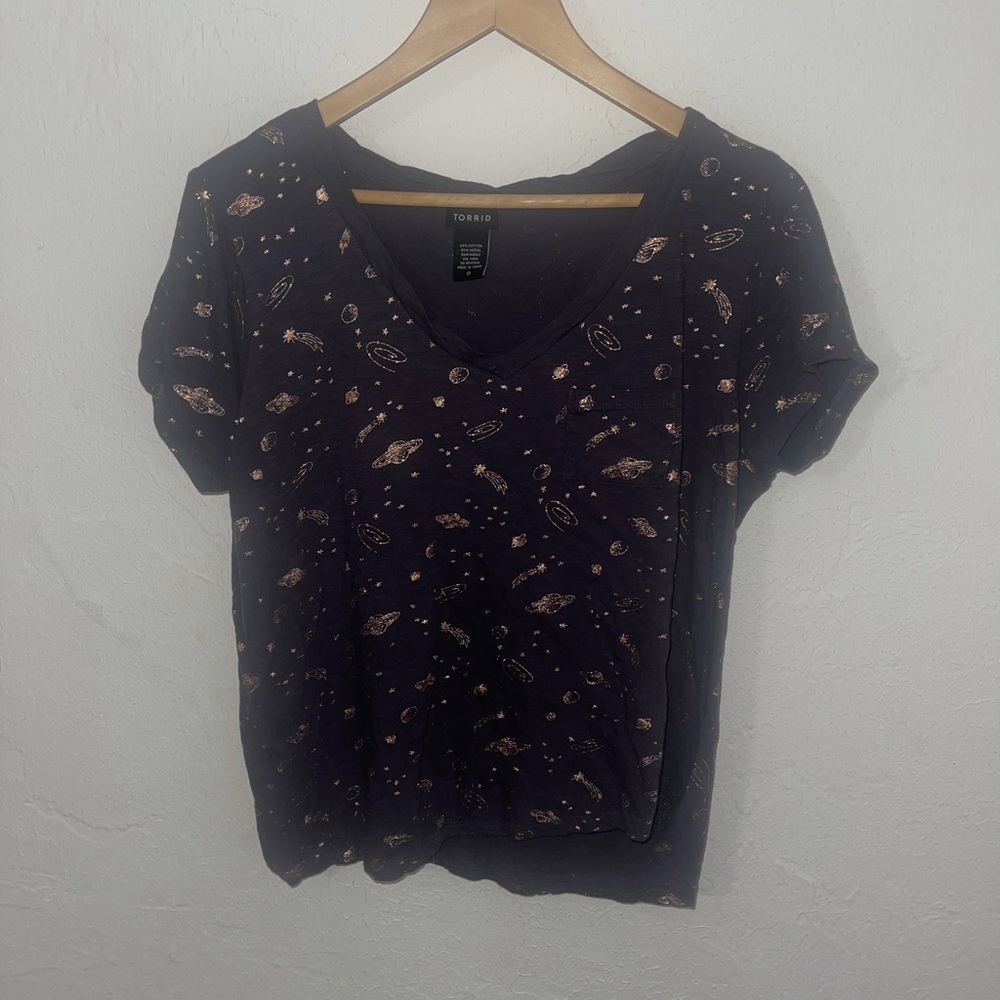 Torrid metallic galaxy print v neck pocket tee - Picture 4 of 6